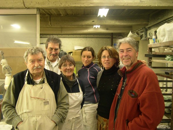 Evelyne DELLAUX en visite dans l'atelier de Roger CAPRON (à gauche) à Vallauris en 2005